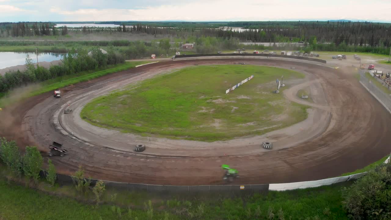 video de drones de 4k de carreras de autos sprint en mitchell raceway en fairbanks, ak durante la soleada tarde de verano-1