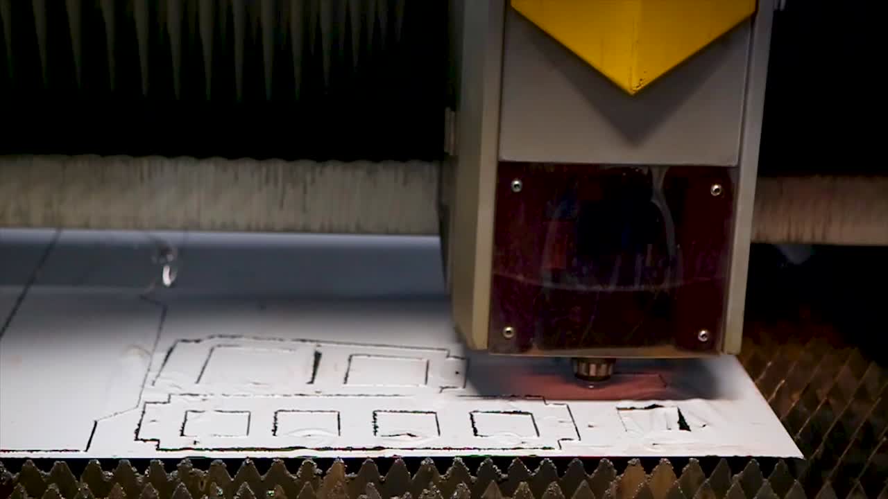 pieza de metal de corte por láser industrial, toma de lapso de tiempo