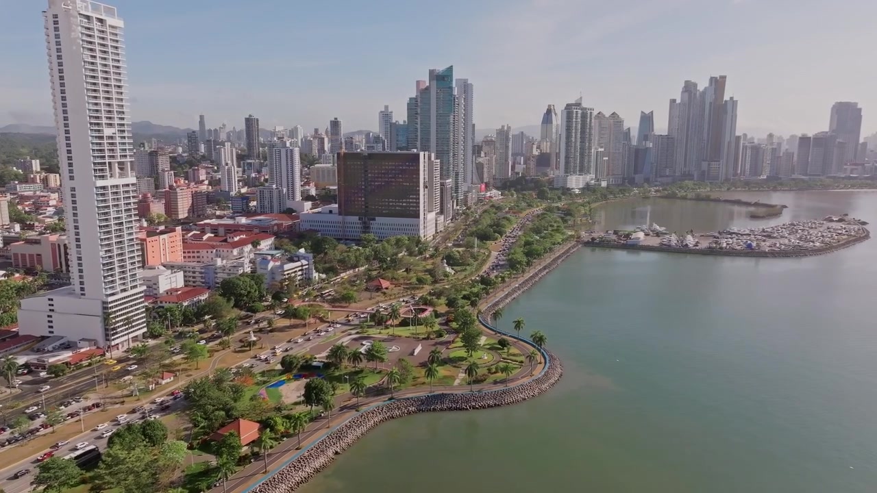 Ripresa aerea con drone di Panama City, la ripresa si muove fluidamente, puntando verso la città