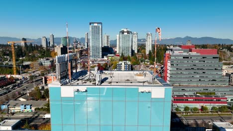 Pullback-Reveal-Of-Surrey-Memorial-Hospital-Rooftop-With-Helipad-In-Surrey,-British-Columbia,-Canada