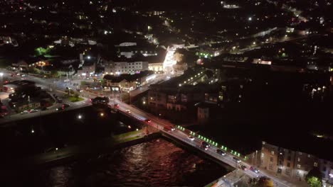 Pintoresco-E-Iluminado-Centro-De-La-Ciudad-De-Galway-Por-La-Noche