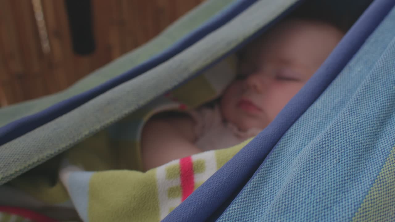 I suoni della pioggia sono un ticchettio ritmico, una meravigliosa ninna nanna che aiuta il bambino ad addormentarsi.