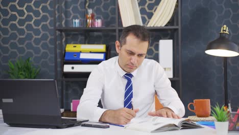 un hombre de negocios infeliz y aburrido.