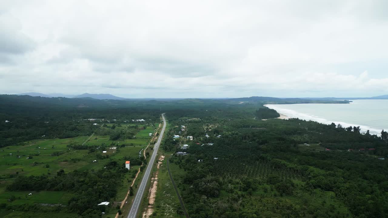 세마탄 해변의 아름다운 드론 뷰, 두 개의 작은 섬과 파란 바다, 사라와크, 보르네오.