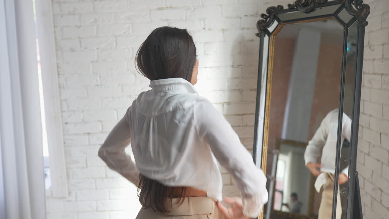 옷을 입는 여자