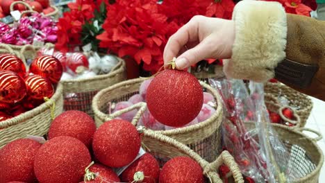 Auswahl-Und-Einkauf-Im-Laden-Für-Weihnachtsschmuck-Für-Den-Weihnachtsbaum.