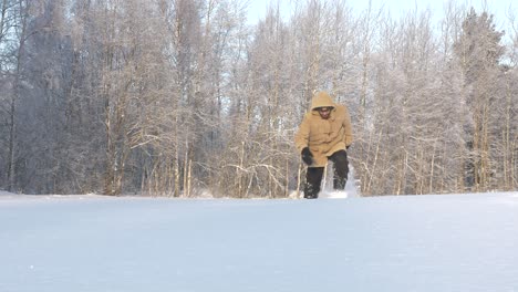 El-Hombre-Camina-Hacia-Y-Pasa-La-Cámara-A-Través-De-La-Nieve-Profunda-En-El-Bosque