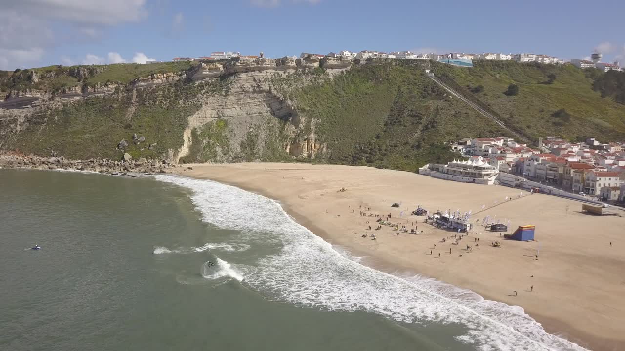 대서양 연안에 있는 나자레 비치 리비에라 (nazare beach riviera) 는 큰 파도에서 서핑을 하는 곳으로, 고대 도시와 산책로의 공중 전망입니다.