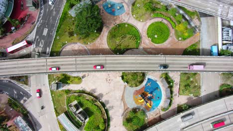 Tráfico-En-Un-Intercambio-De-Carreteras-En-El-Centro-De-Hong-Kong,-Vista-Aérea