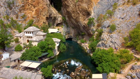 Blagaj-Tekija-Kloster-Unter-Einer-Klippe-Am-Fluss-Buna,-Mostar-becken,-Kanton-Herzegowina-neretva-In-Bosnien-Und-Herzegowina