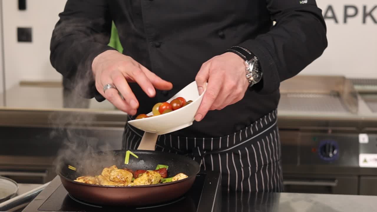 chef cocinando pollo salteado