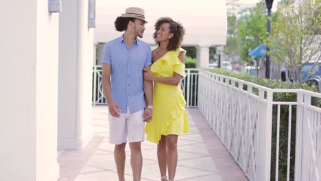 mujer besando hombro de novio