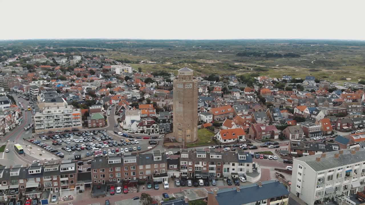급수탑과 네덜란드 잔두르트 주변 도시의 공중 드론 영상