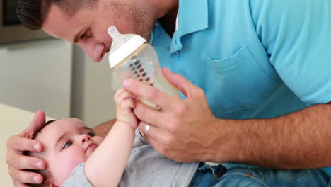 Glücklicher-Vater-Gibt-Baby-Boy-Seine-Flasche