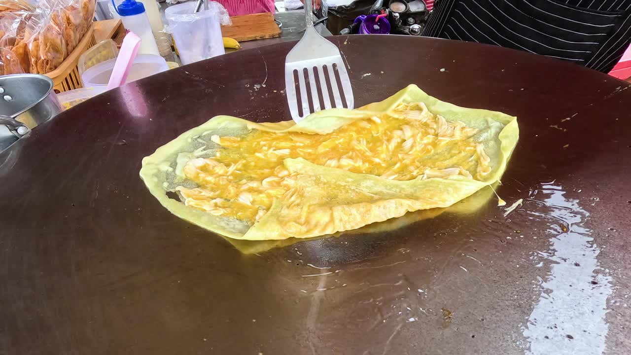 proceso de cocción de roti en una sartén caliente