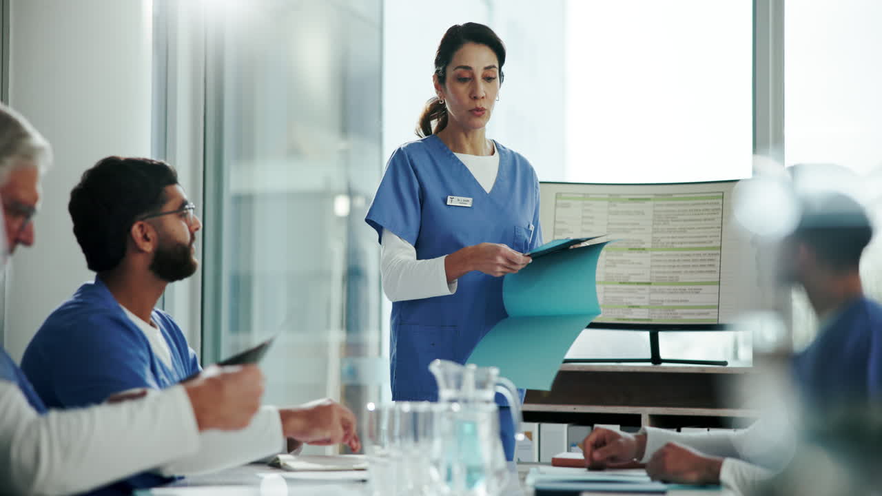 un grupo de profesionales médicos en una reunión, discutiendo temas médicos