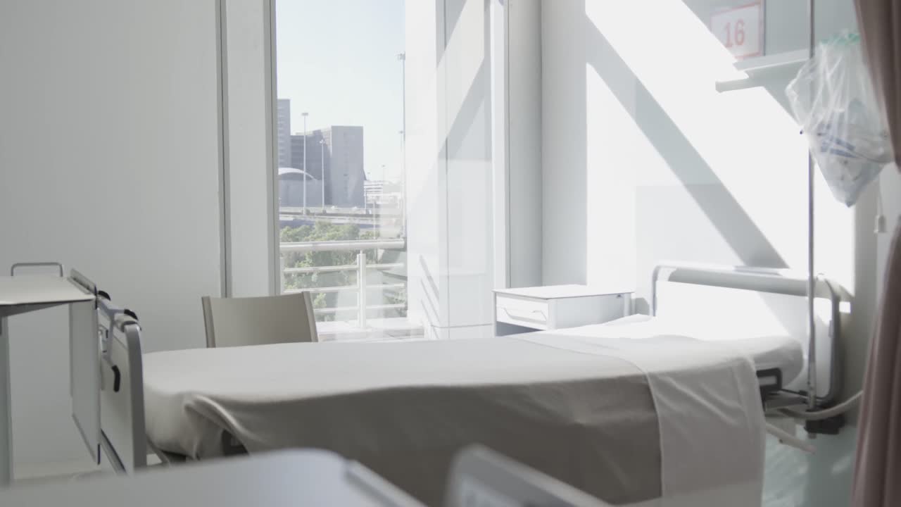 병원 침대 와 큰 창문 이 있는 빈 환자 방 의 일반적 인 모습