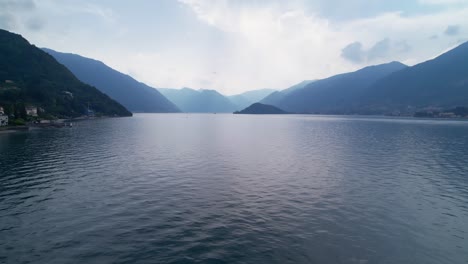 drone volando bajo sobre la superficie del lago como en italia