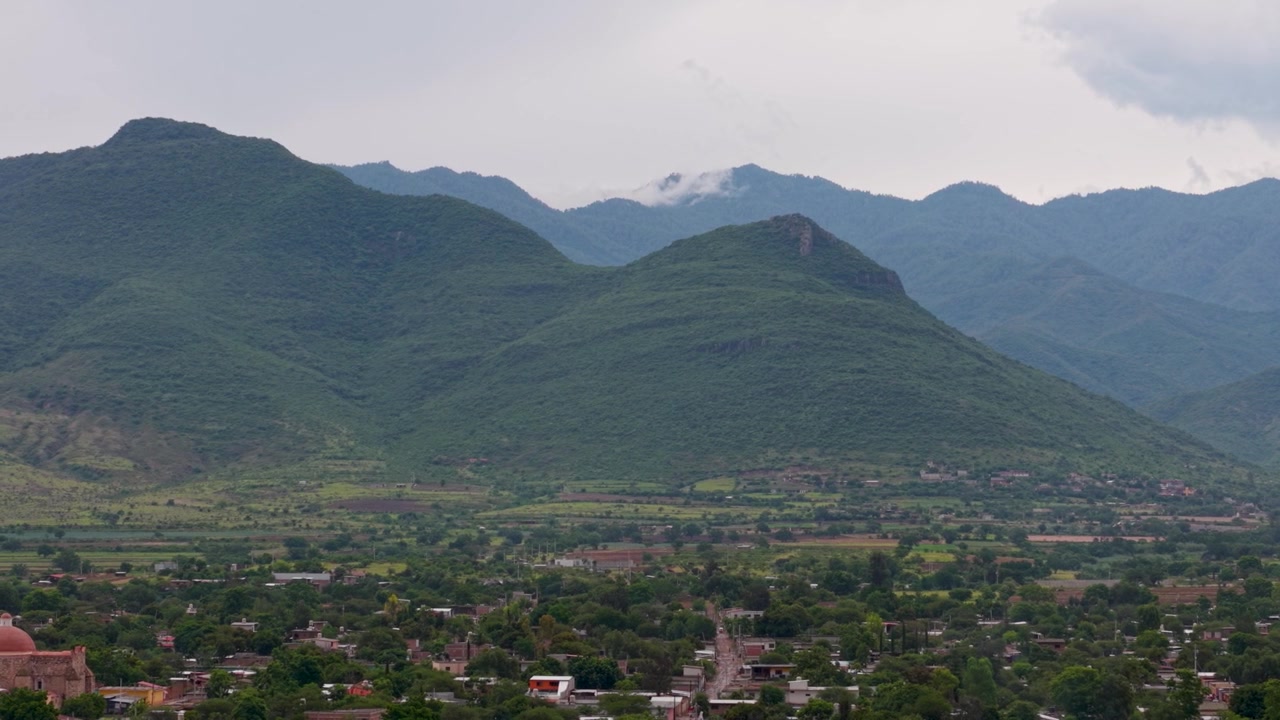 Vista aérea de drone em alta altitude de campos agrícolas no Vale de Oaxaca