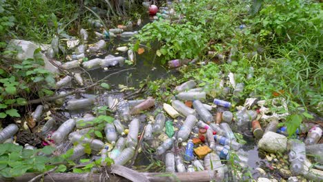 Tiro-Inclinado,-Botella-De-Plástico,-Basura,-En,-Río