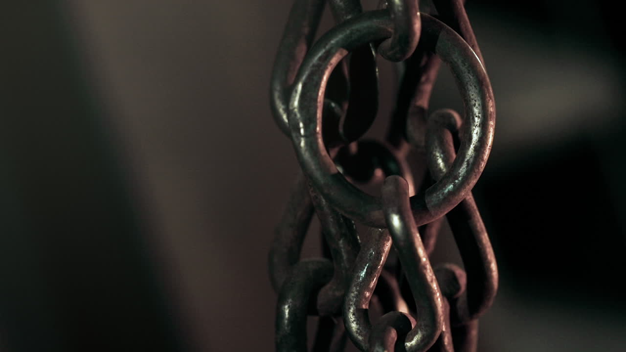 고정 샷, 어두운 배경에 대한 어두운 소박한 체인 진자 운동