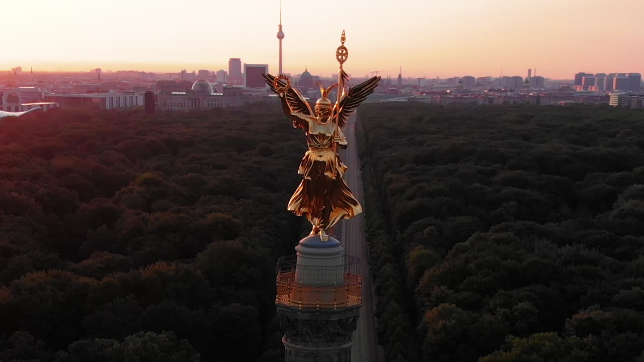 Luftfoto af Sejrssøjlen i Berlin ved solopgang, Berlin, Tyskland.