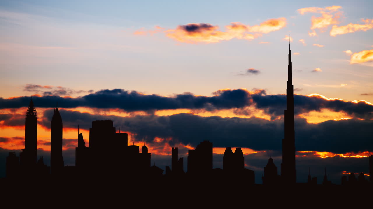 해가 지는 두바이의 스카이라인