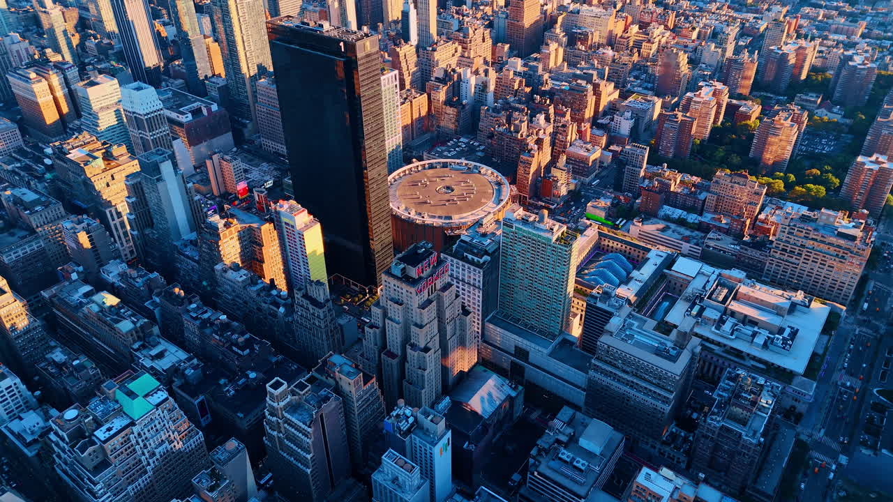 New York, USA, 5. marts 2026: Ovenfra-udsigt over et cirkulært stadion og Manhattans bygninger. Luftperspektiv af en cirkulær arena og omkringliggende skyskrabere i Midtown Manhattan under den gyldne time.