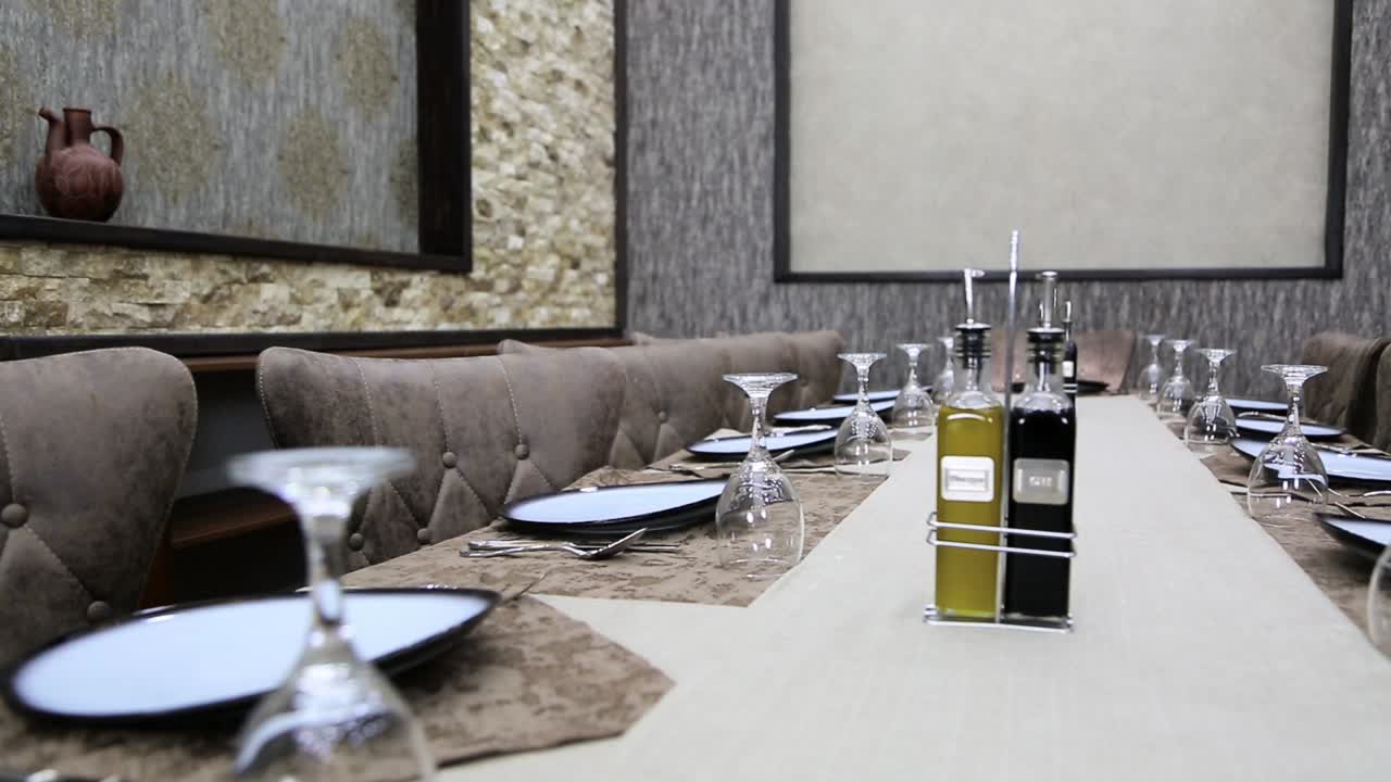 tiro largo de la mesa servida para un banquete vip en un restaurante