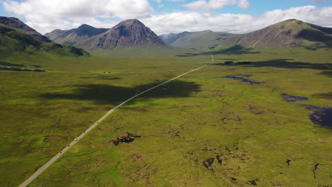 Establishing-shot-of-Glen-Coe-valley,-a-Scottish-landmark,-in-the-Highlands-of-Scotland,-United-Kingdom