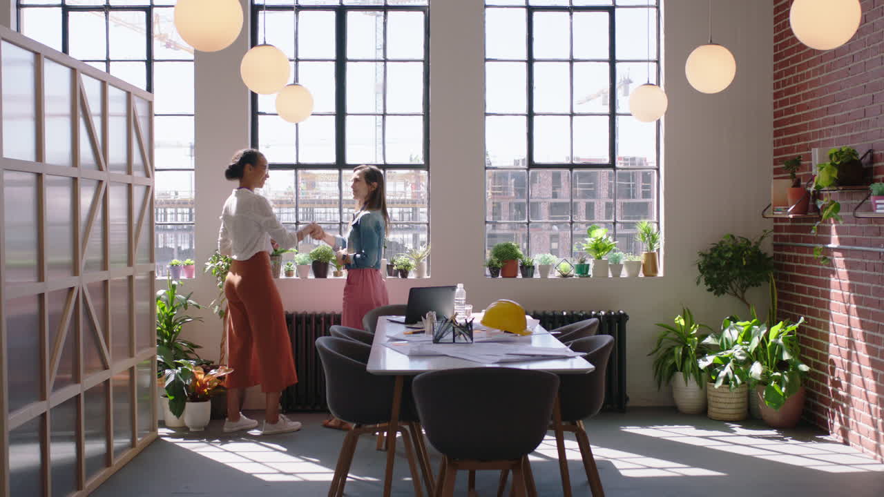 성공적인 건설 프로젝트에 참여한 기업인, 여성 건축가, 파트너, 손을 잡고, 지원을 공유하고, 현대적인 사무실에서 팀워크를 즐기는