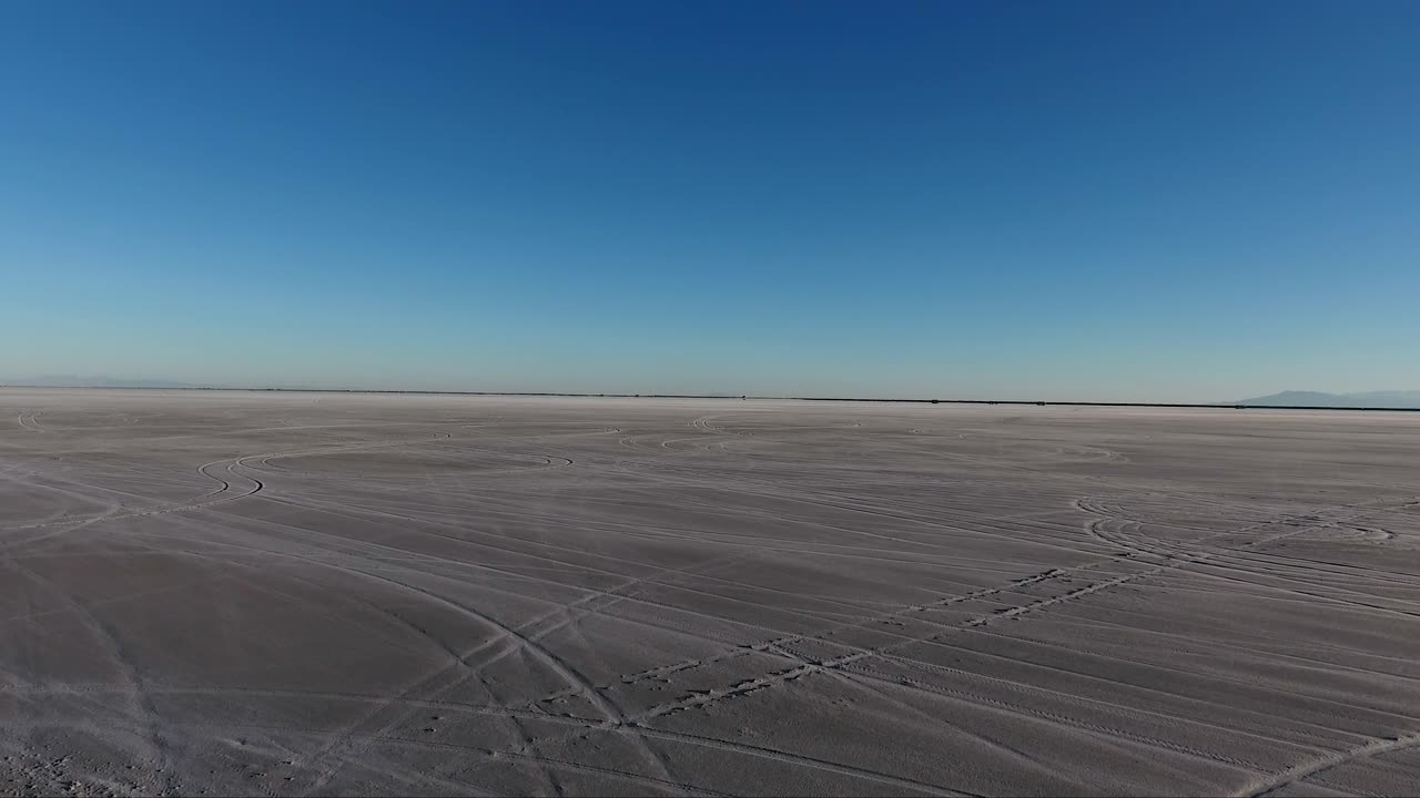 유타 북서부의 본네빌 소금 평원 상공을 비행하면 흰 소금과 타이어 자국이 드러납니다.