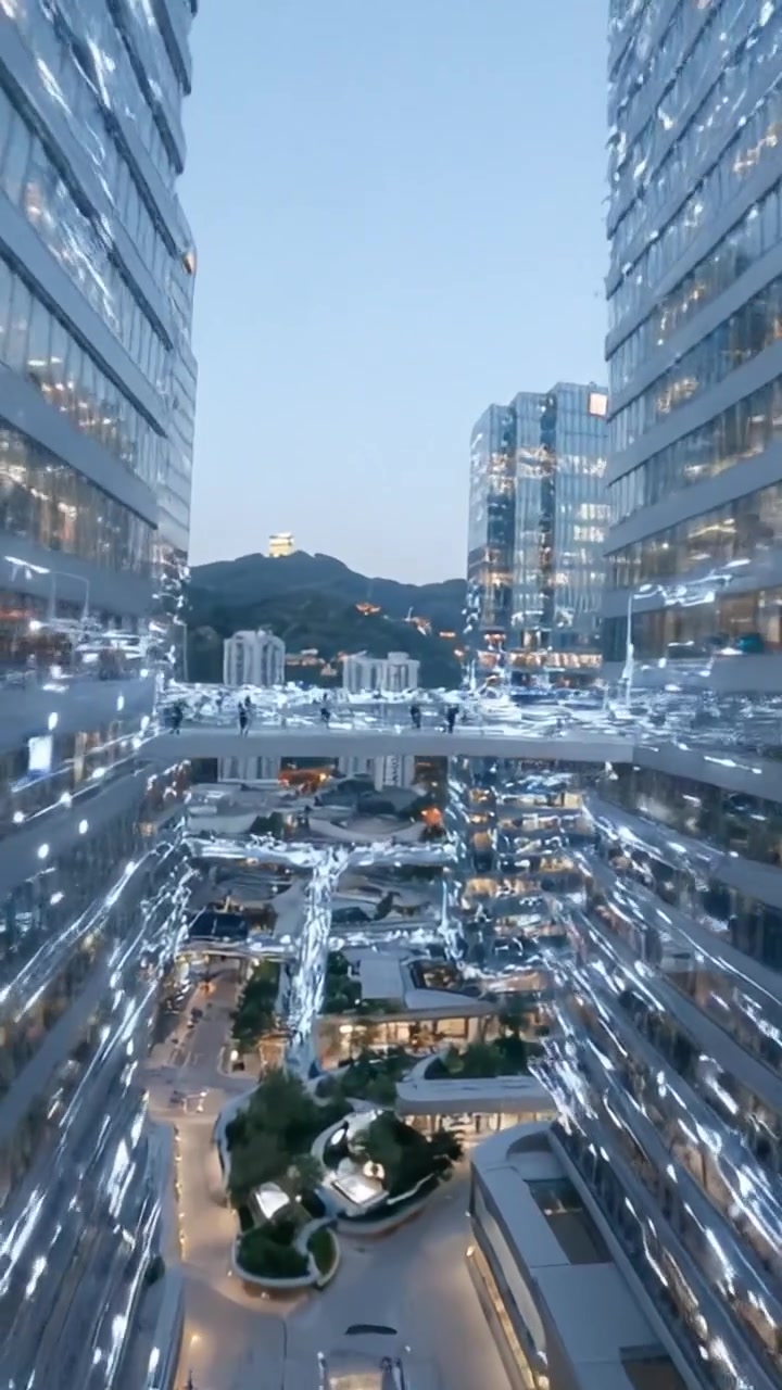 現代建築と豊かな緑の中に佇む孤独な人影が特徴の穏やかな都市景観。自然と都市生活の調和を示している。