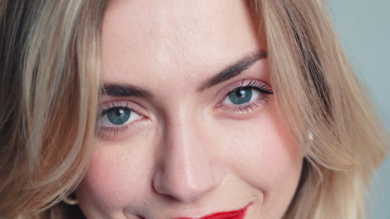 mujer con lápiz labial rojo