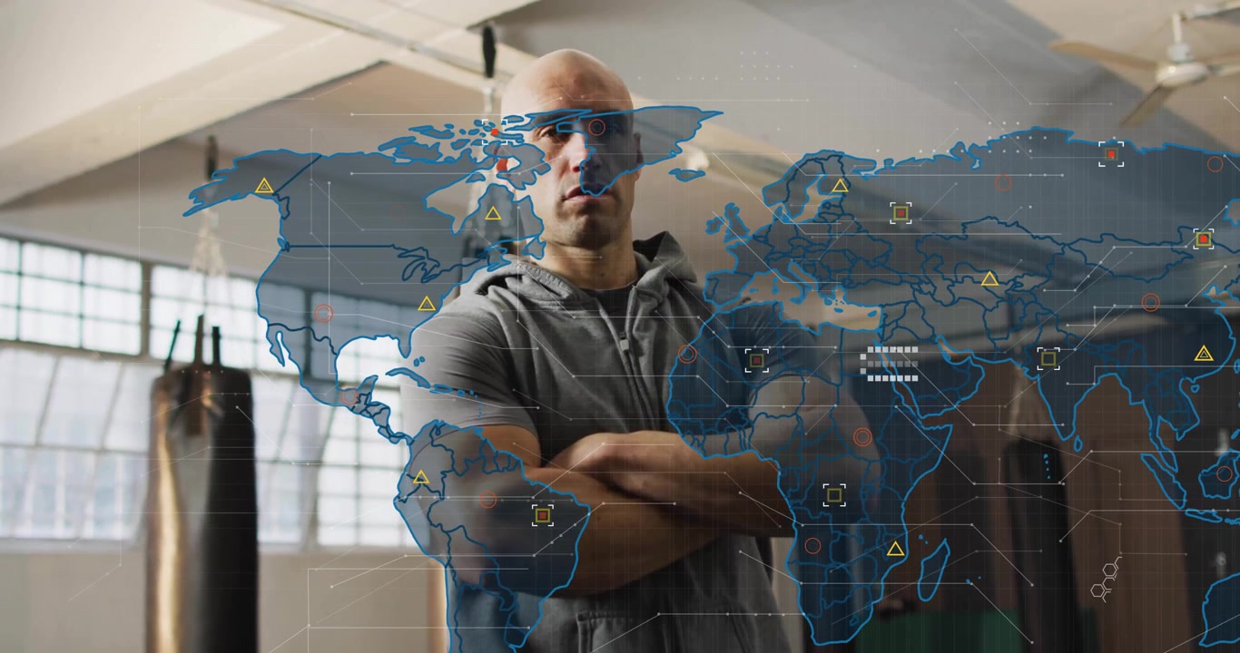 Treinador Fazendo Pausa na Academia, Acionando Mapa-Múndi com Sobreposição Tecnológica que se Expande e Desaparece, Visualizando Perigos Pulsantes