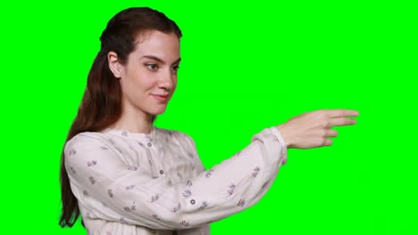 mujer fingiendo tocar una pantalla invisible