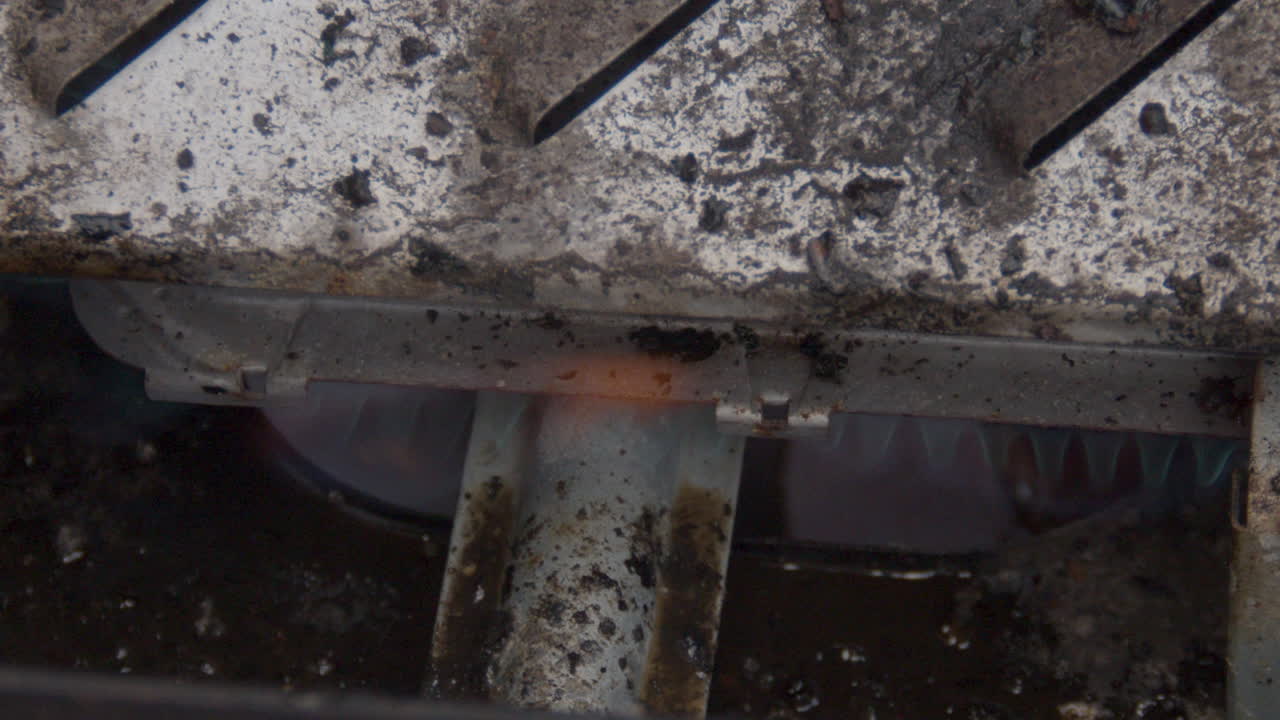 quemadores de barbacoa de gas encendiéndose en cámara lenta