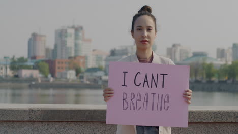 protestor holding a sign saying "i can't breathe"