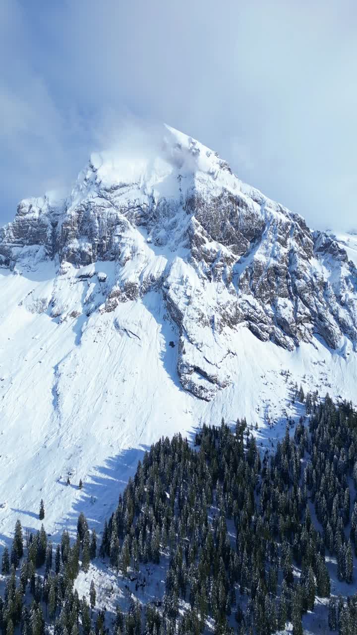 Alpi svizzere Fronalpstock, stagione invernale fredda e innevata, Svizzera, drone aereo