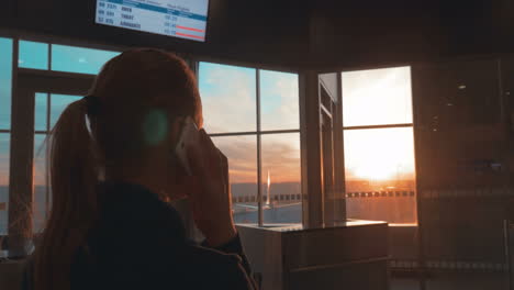 una mujer hablando por teléfono en el aeropuerto.