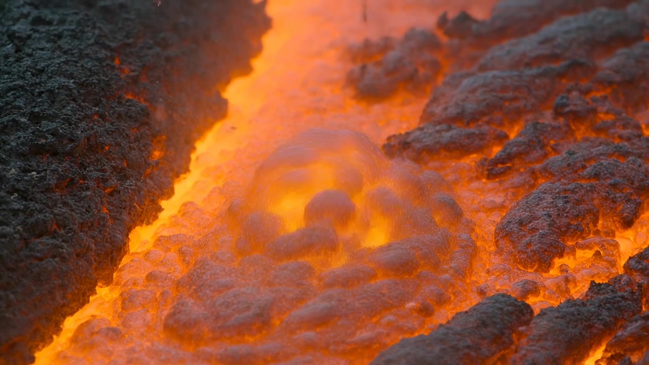 Sacca di gas in espansione spinge il flusso centrale di magma fuso in una cupola in crescita in un canale di lava, con crosta calda.