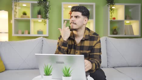 un joven que no puede encontrar una solución.