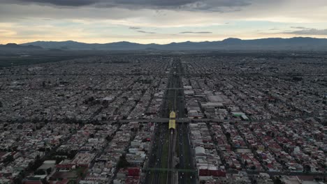 El-Metro-Se-Encuentra-Con-La-Avenida-Central,-La-Perspectiva-De-Un-Dron.