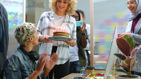 feliz pastel de cumpleaños, oficina