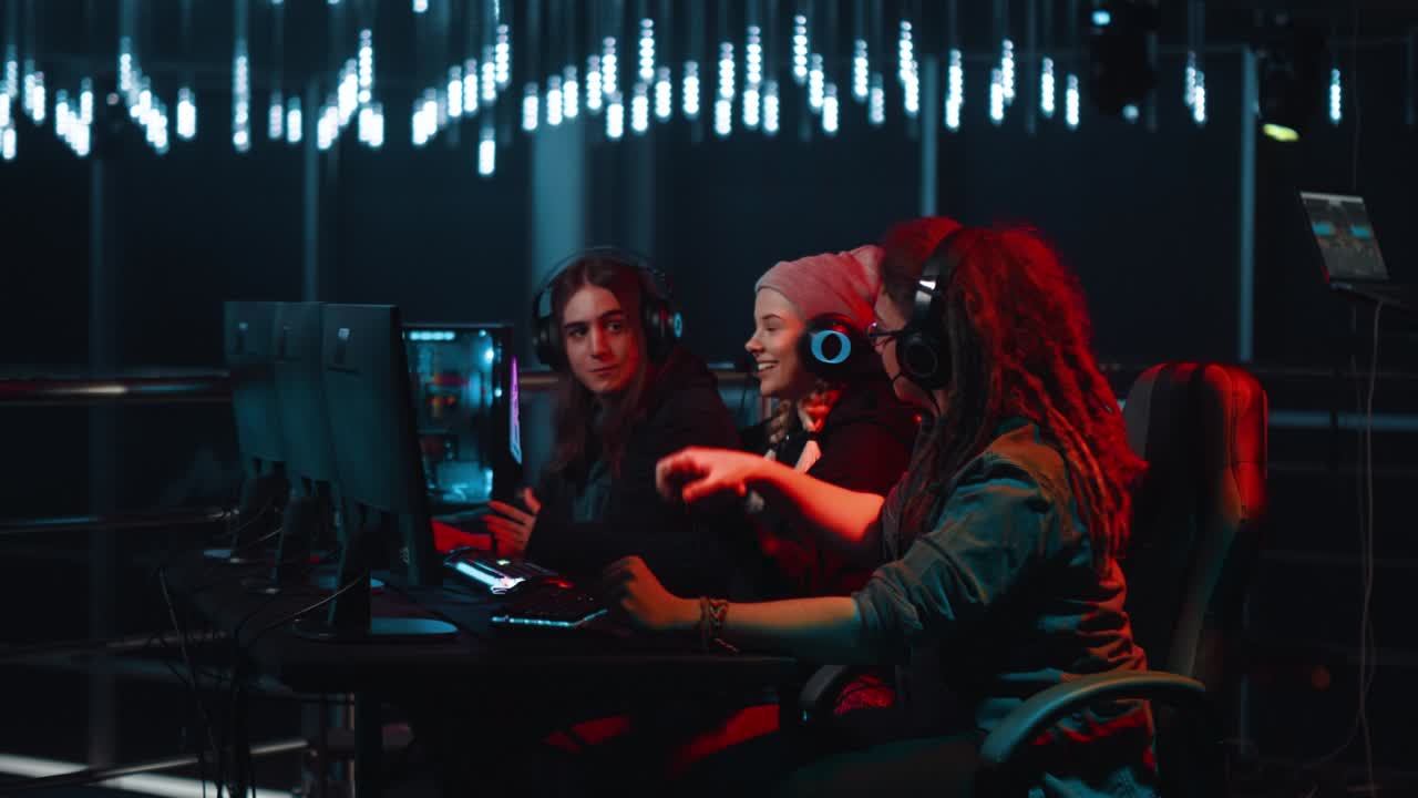 el equipo profesional de juegos electrónicos para adolescentes está deseando ganar el torneo de deportes electrónicos.