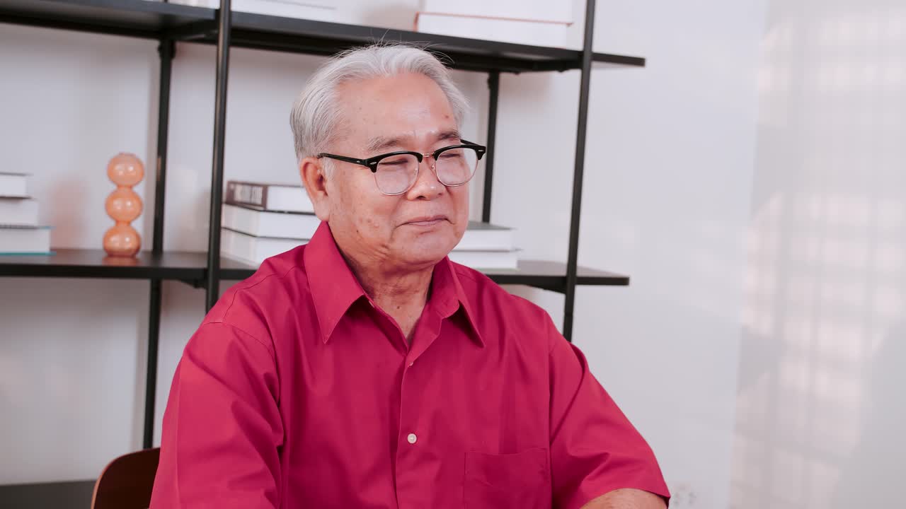 화상 통화를 통해 이야기하는 수석 아시아 남자