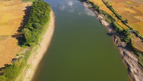 Vista-Aérea-De-Drones-Del-Gran-Río-Surma,-Concepto-De-Fuente-De-Agua,-Uso-Agrícola