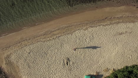 Toma-Aérea-De-Un-Hombre-Atrapando-Un-Dron-Cuando-Termina-El-Rodaje