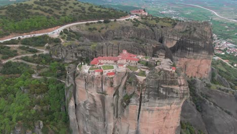 paralaje aéreo disparado sobre el castillo del cielo de meteora en grecia, la mayor comunidad monástica ortodoxa oriental en la era moderna