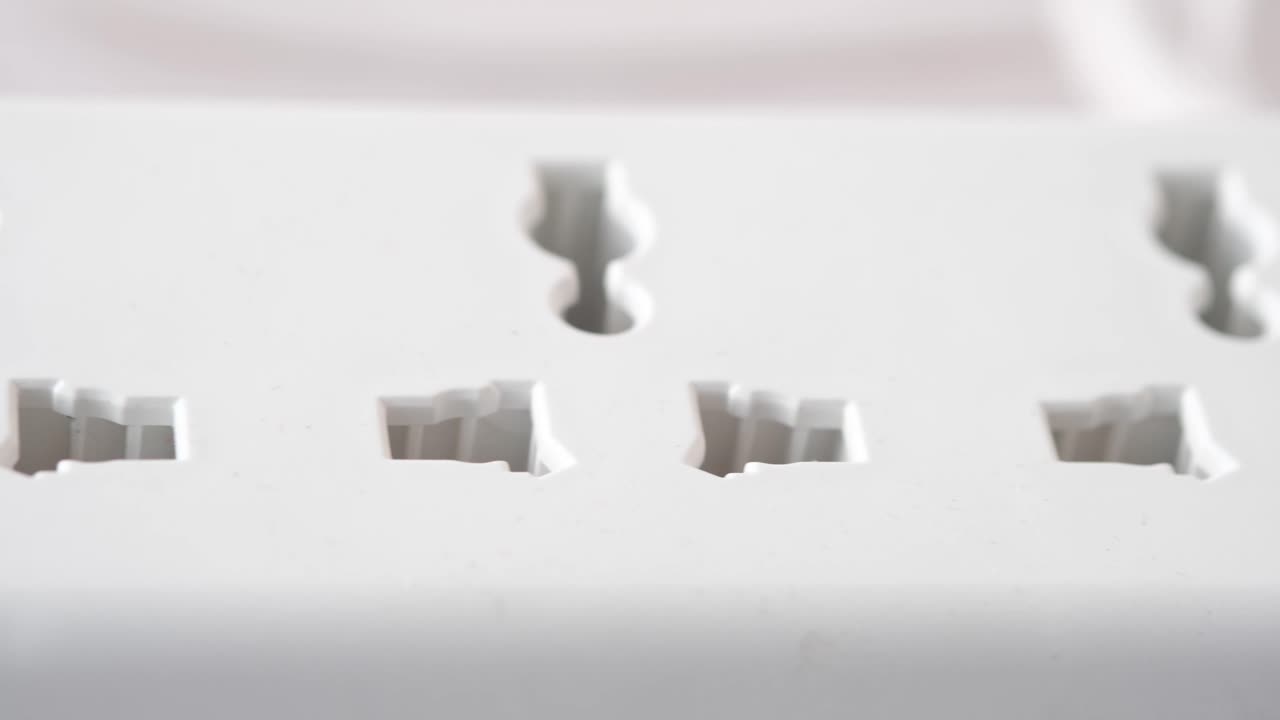 다중 출구가 있는 색 전원 스트립